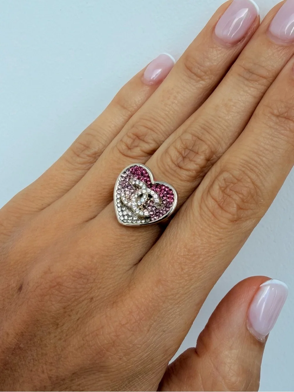 💗CHANEL Pink and Clear Crystal Heart Ring with CC Logo🤍
